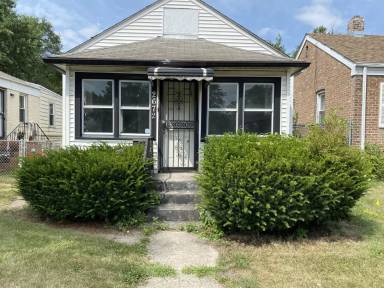Main picture of 2672 Van Buren St