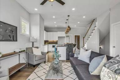 Main picture of 2137 Buena Vista Pike