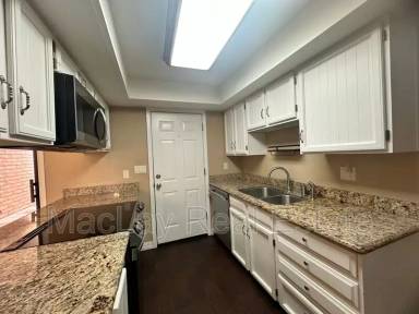 Main picture of 963 N Revere