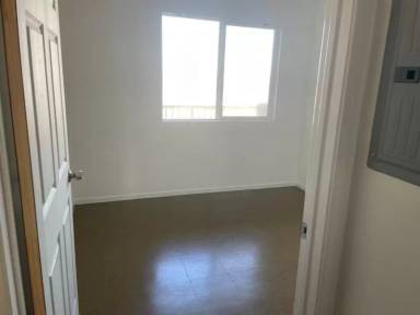 Main picture of 831 W 70th St