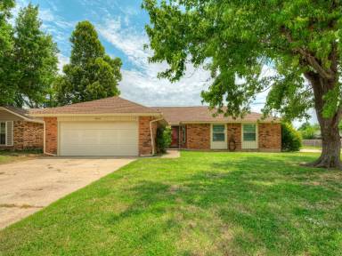 Main picture of 800 Royal Ln