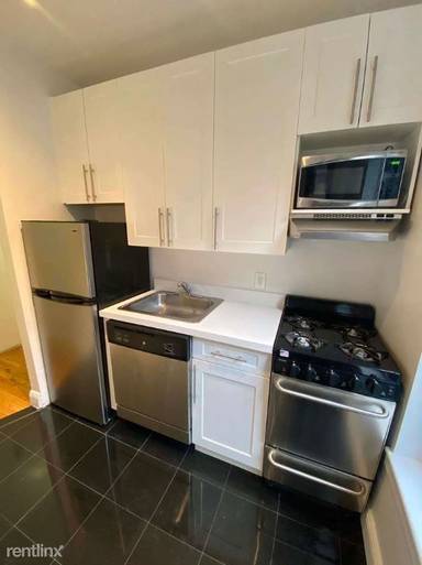 Main picture of 19 E 9th St