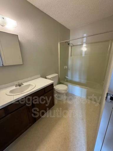 Main picture of 305 E Expy