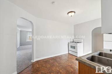 Main picture of 332 E Lake St