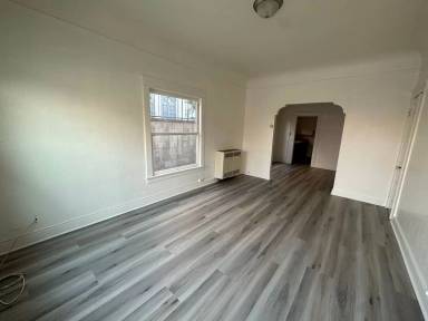 Main picture of 633 W 8th St