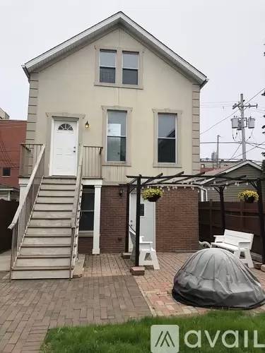 Main picture of 2433 W Winnemac Ave