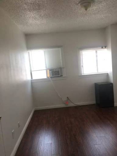 Main picture of 1831 W 11th Pl