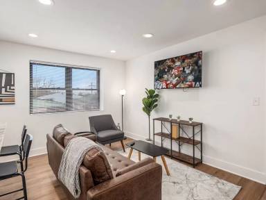 Main picture of 1656 E Livingston Ave