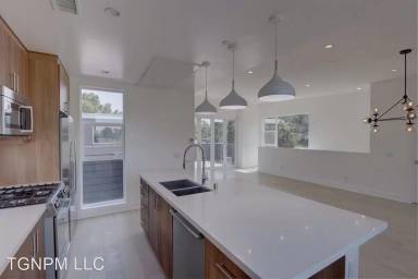 Main picture of 853 Hyperion Ave