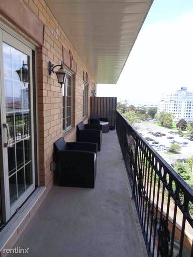Main picture of 155 Bay St
