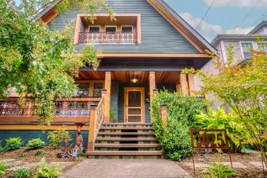 Main picture of 3025 NE Everett St
