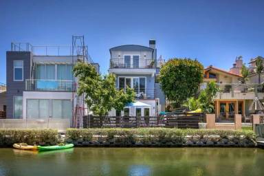 Main picture of 218 Carroll Canal