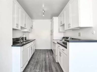 Main picture of 5414 Newcastle Ave