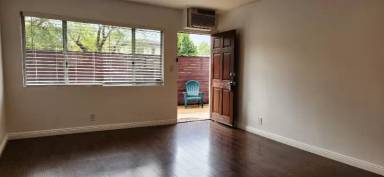 Main picture of 833 N Hayworth Ave