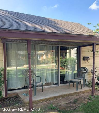 Main picture of 601 W Kings Rd