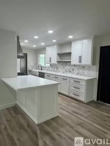 Main picture of 691 Palm Pl