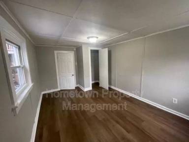 Main picture of 665 E Market St