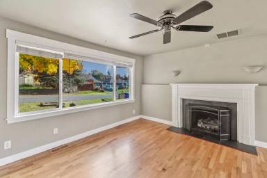 Main picture of 381 SE Oleary St