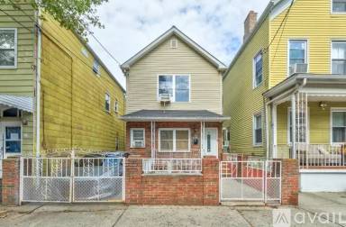 Main picture of 21 Rowland St