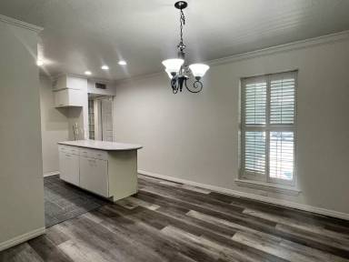 Main picture of 6100 N Brookline Ave