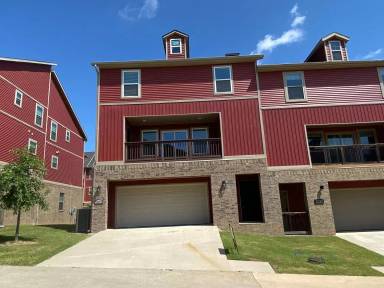 Main picture of 2802 W Blackstone Xing
