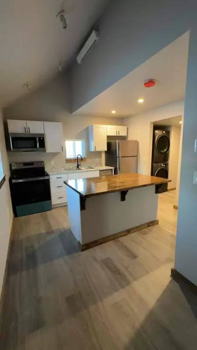 Main picture of 204 N Weaver St