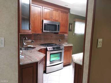 Main picture of 121 Bay 41st St