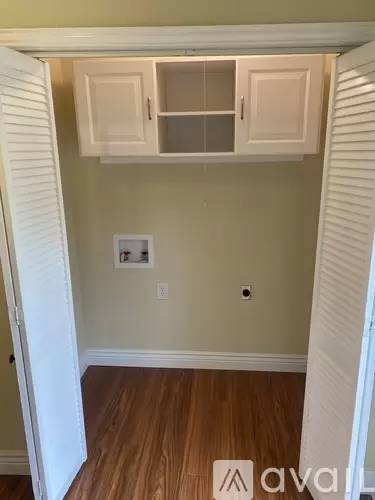 Main picture of 2403 Lakeview Cir