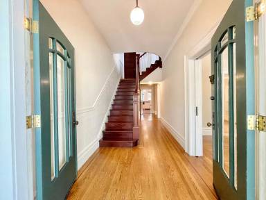 Main picture of 1111 Stanyan St