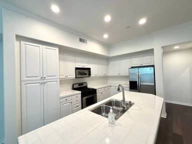 Main picture of 628 W 1st St