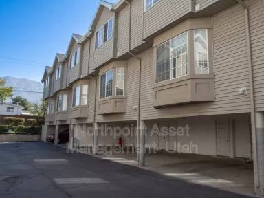 Main picture of 882 N Main St