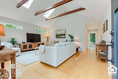 Main picture of 754 E Thomson Ave