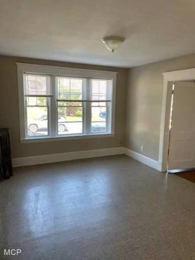 Main picture of 190 Oak St