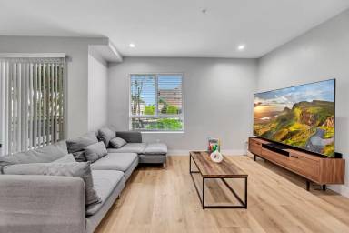 Main picture of 546 N Harvard Blvd