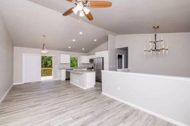 Main picture of 32 Hummingbird Ln