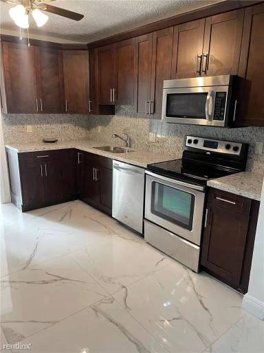 Main picture of 824 N Rainbow Dr