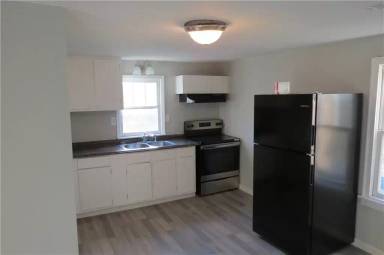 Main picture of 290 Henry St - A