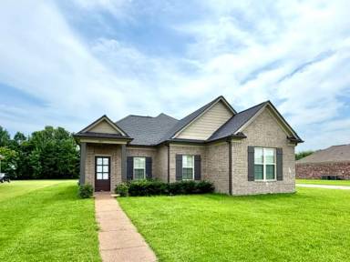 Main picture of 305 Azalea Dr
