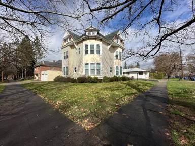 Main picture of 176 S Chestnut St