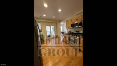 Main picture of 20 Moraine St
