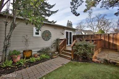 Main picture of 11 Ivanhoe Ct