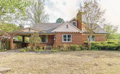 Main picture of 1205 W Oak Ave