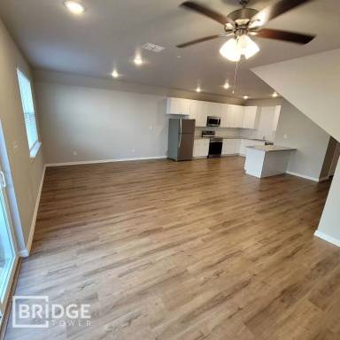 Main picture of 1009 W Golden Ln