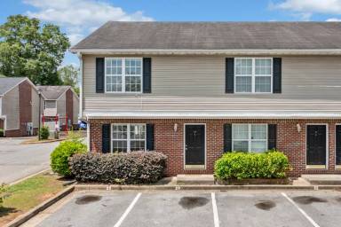 Main picture of 20 Point Place Dr