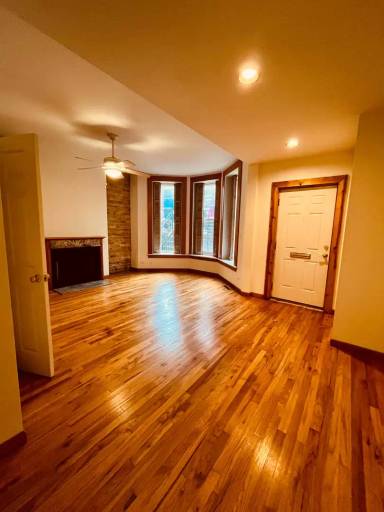 Main picture of 1827 N Clybourn Ave