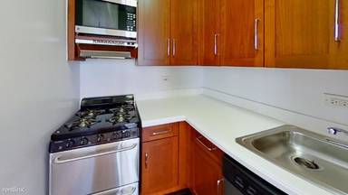 Main picture of 305 W 13th St