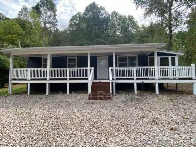 Main picture of 30 Vanderbilt Ln