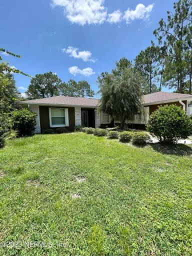 Main picture of 8 Woodbury Dr