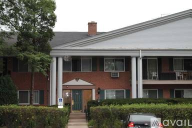 Main picture of 602 E Algonquin Rd