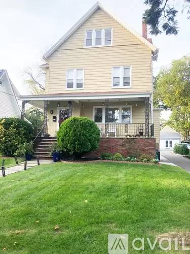 Main picture of 21 E Webster Ave